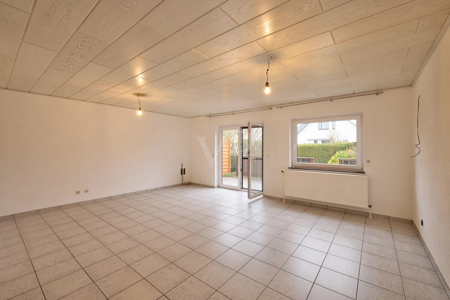 Großzügiges Wohnzimmer mit Zugang zum Garten