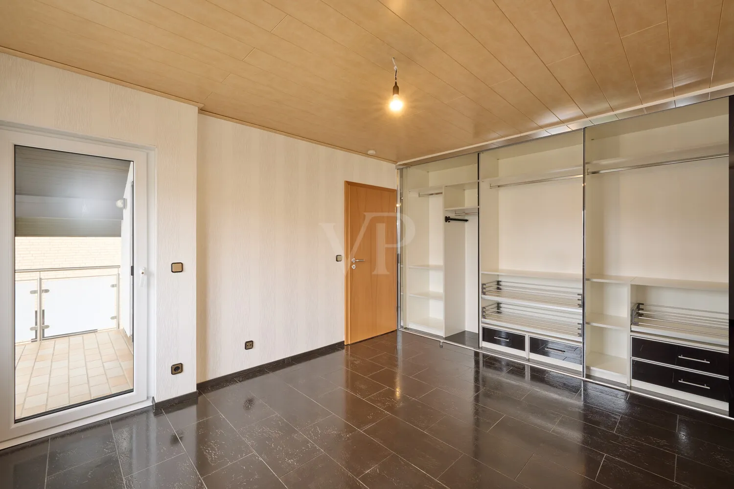 OG: Zimmer I mit Einbauschrank & Loggia