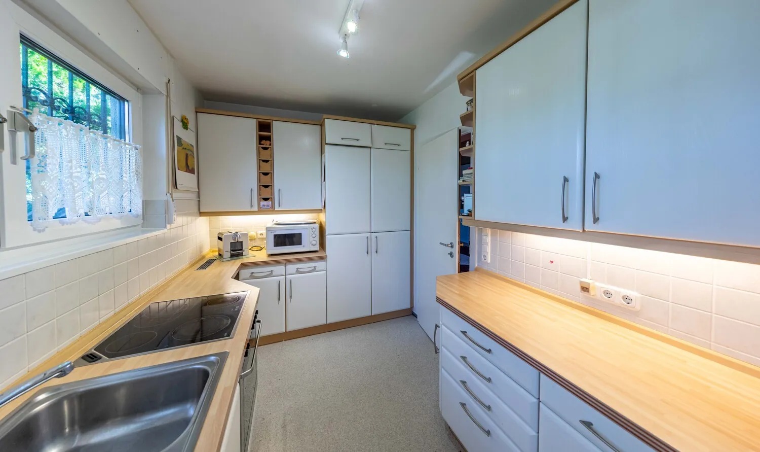 Küche mit Speisekammer