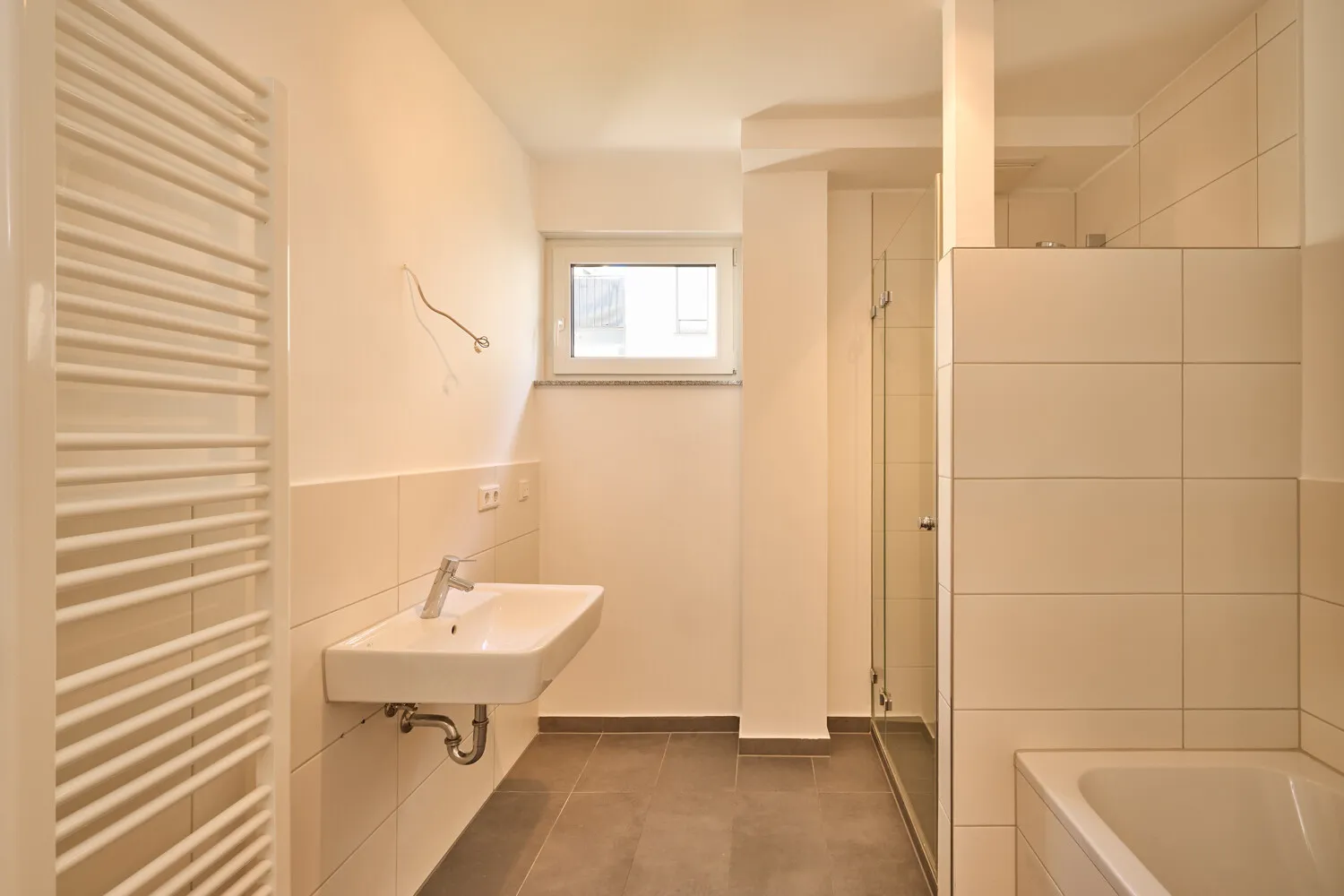 Badezimmer mit Badewanne und Dusche