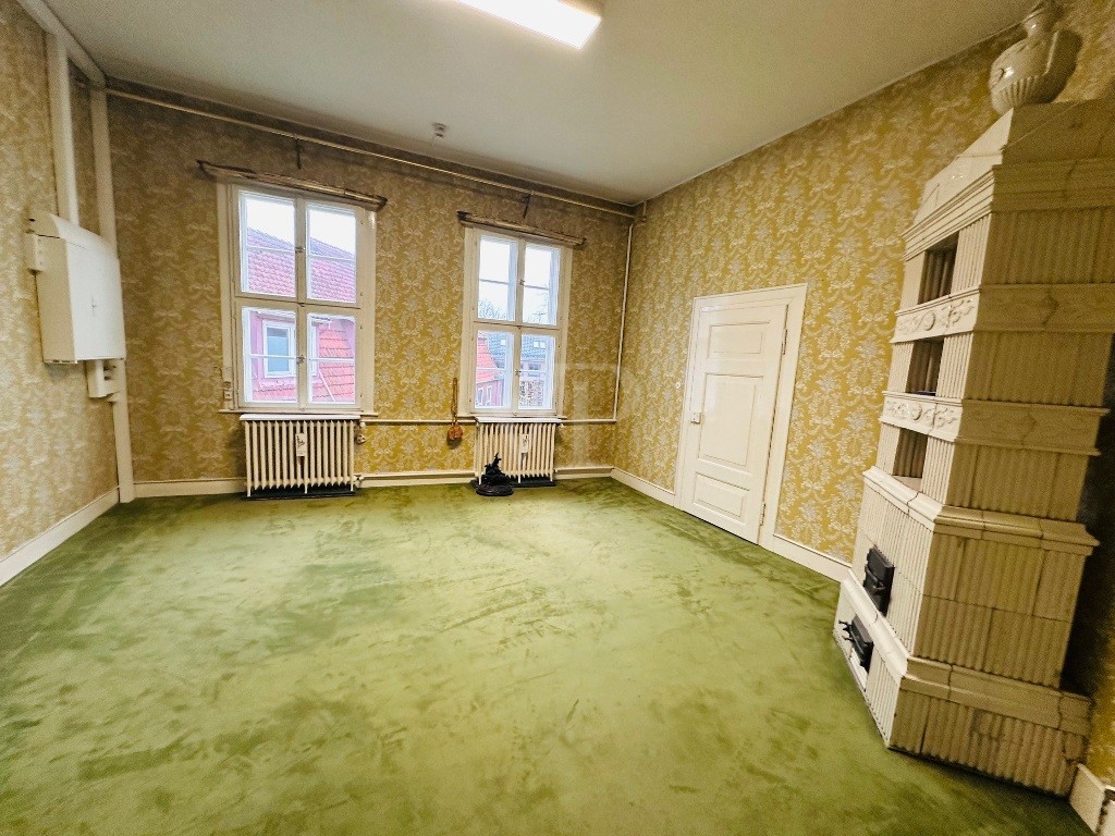 kleines Bürozimmer mit Kaminofen