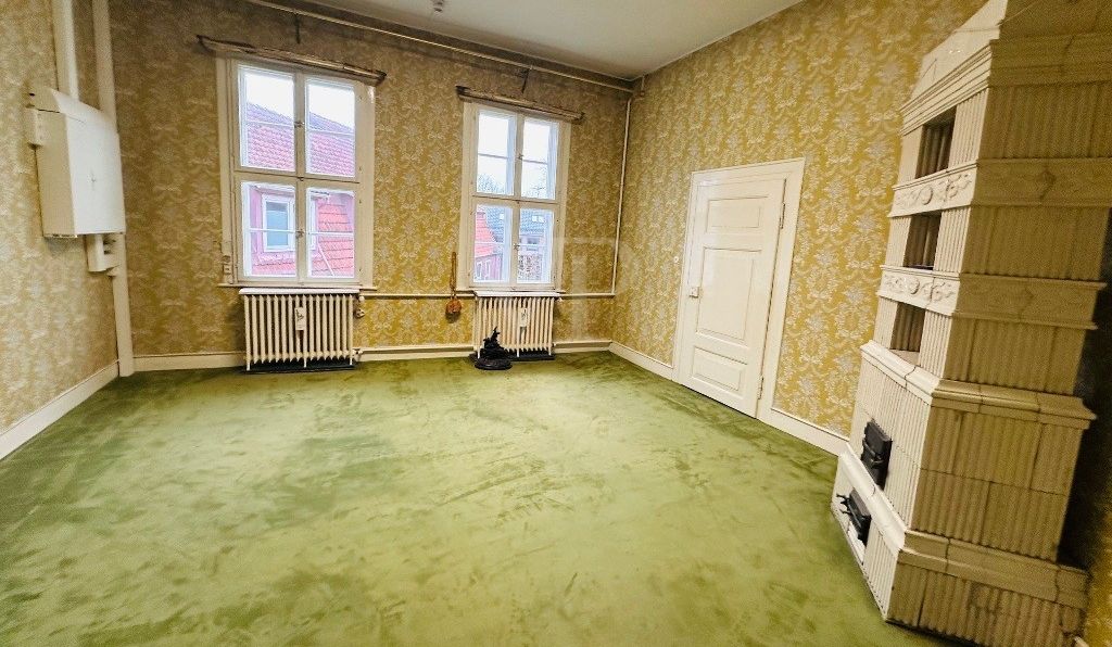 kleines Bürozimmer mit Kaminofen