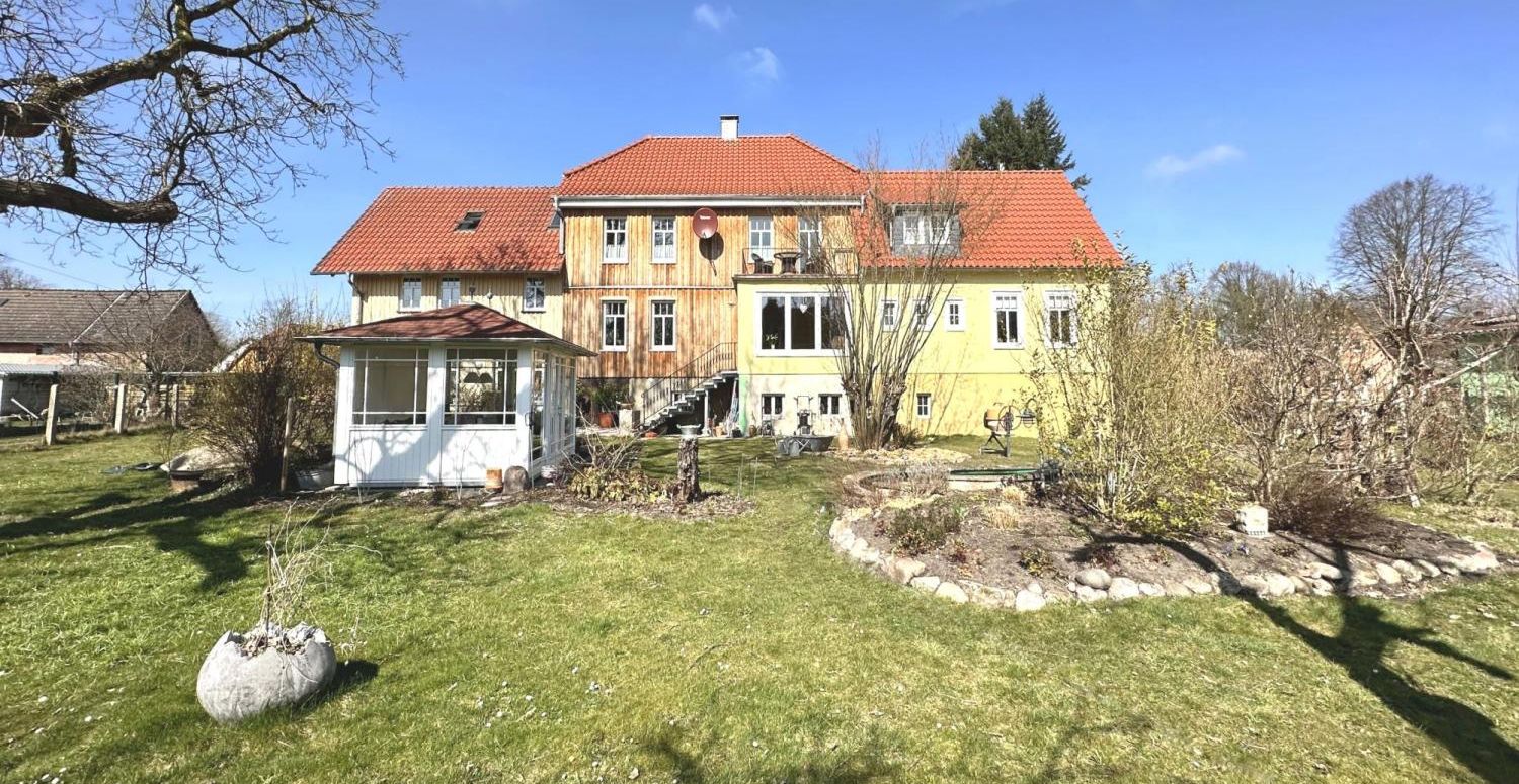 Haus_mit_großem_Garten_Beedenbostel
