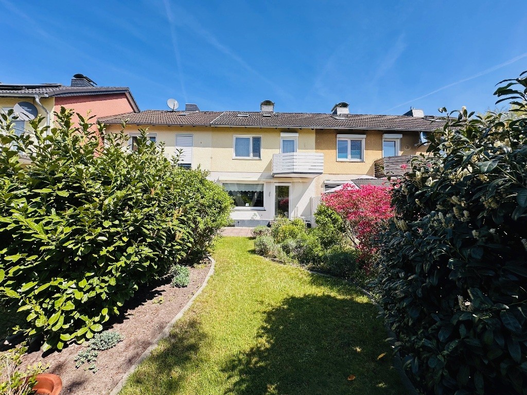 Garten mit Blick zum Haus