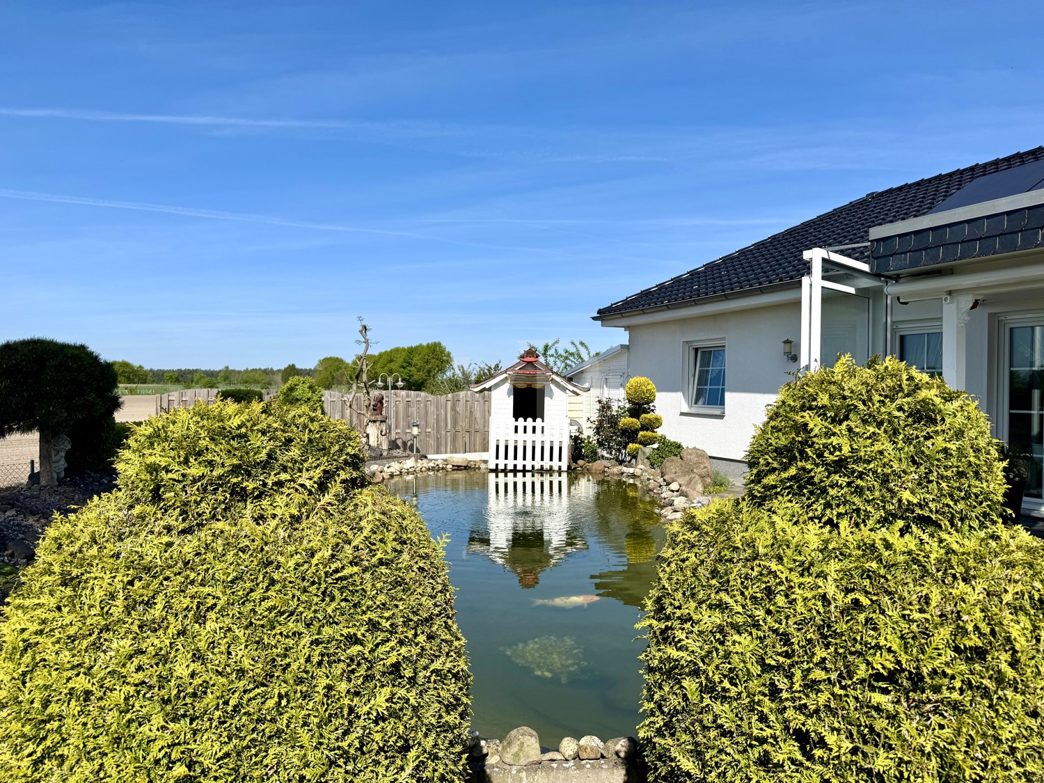 Teich mit Filteranlage