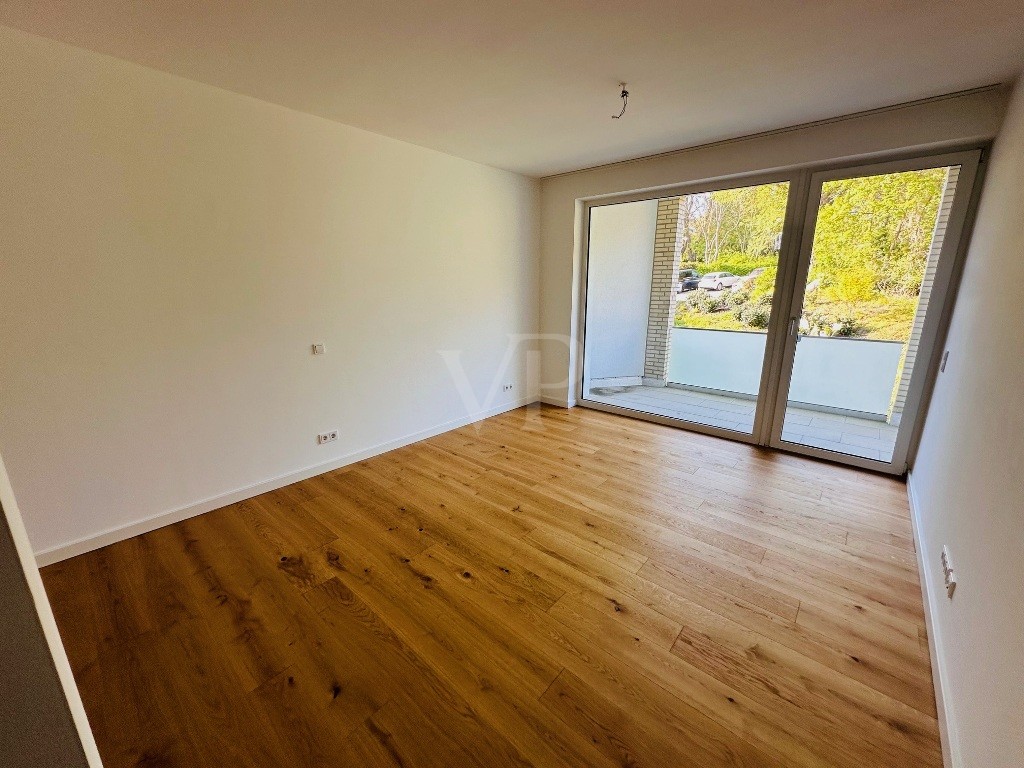 großes Schlafzimmer mit Loggia