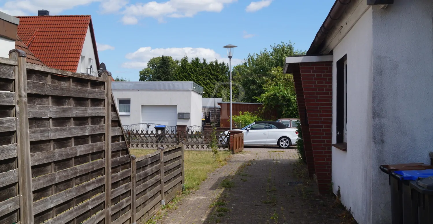 Einfahrt und Zuwegung Haus dahinter