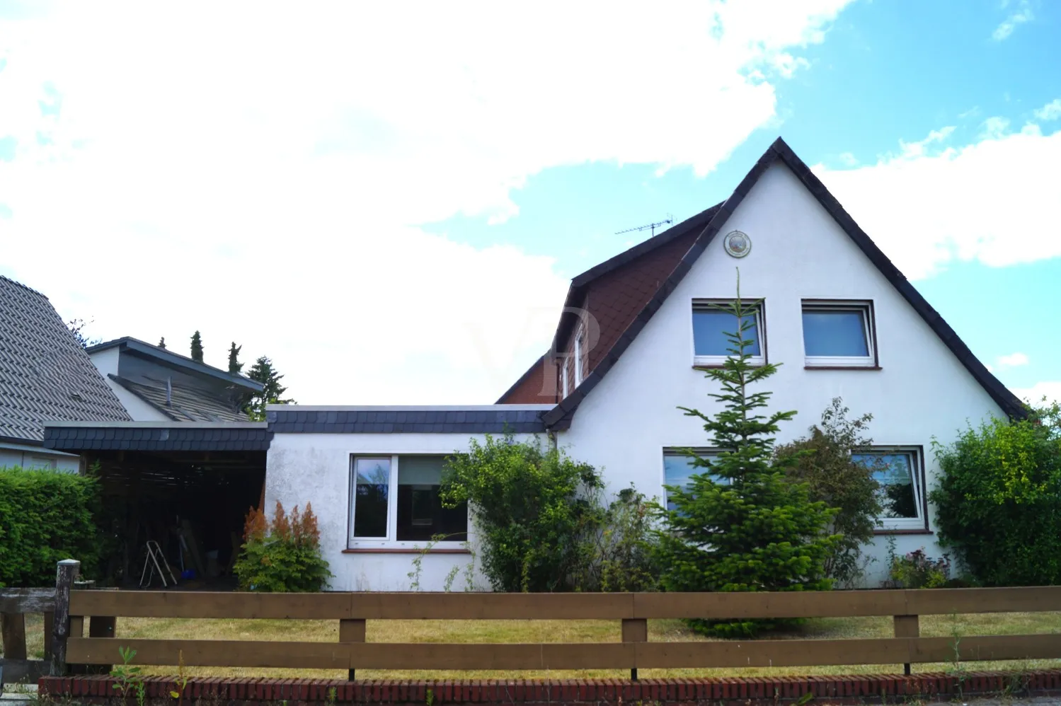 A house with right of way is looking for tradespeople who want to realize their vision.