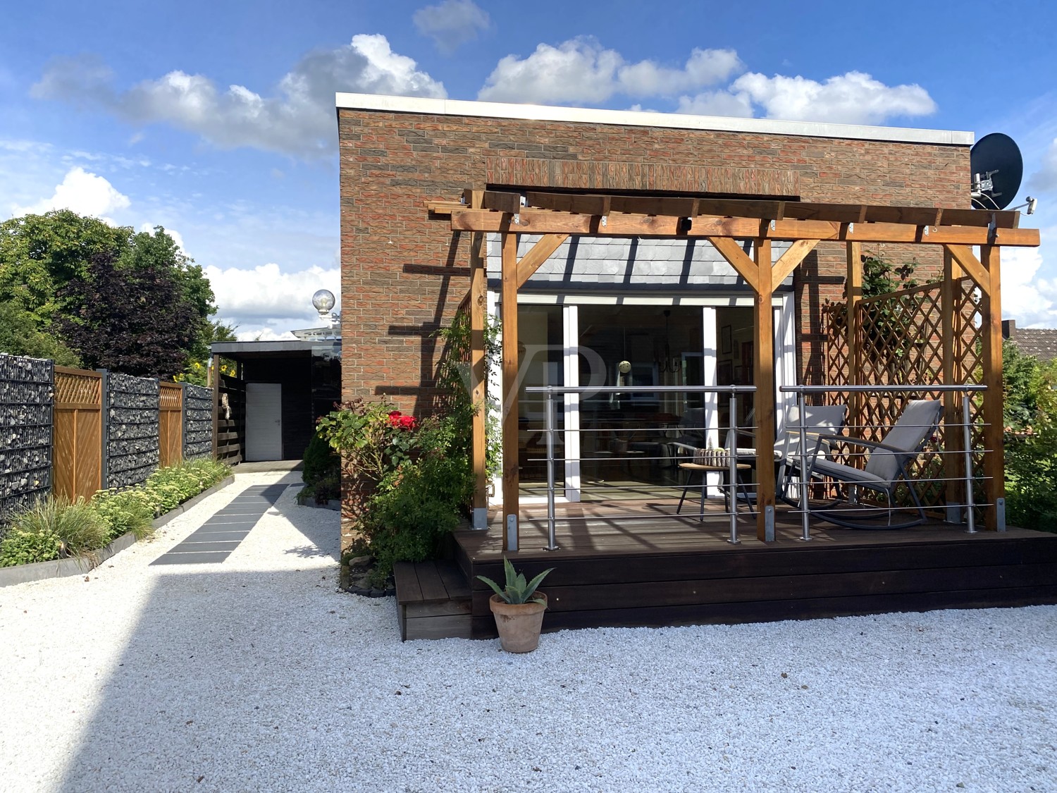 Terrasse und Pergola