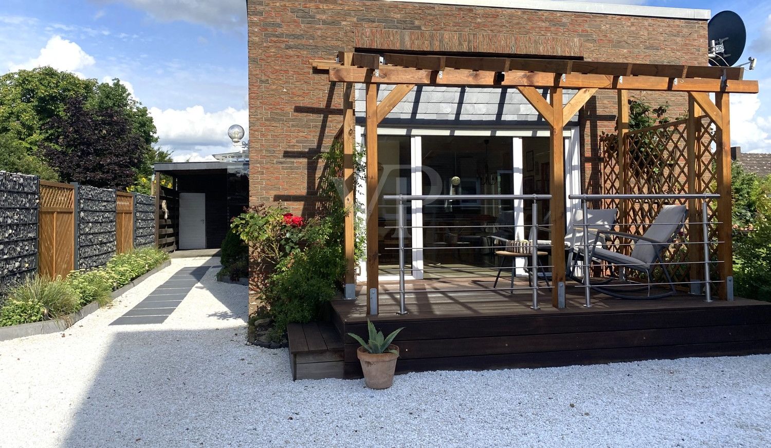 Terrasse und Pergola