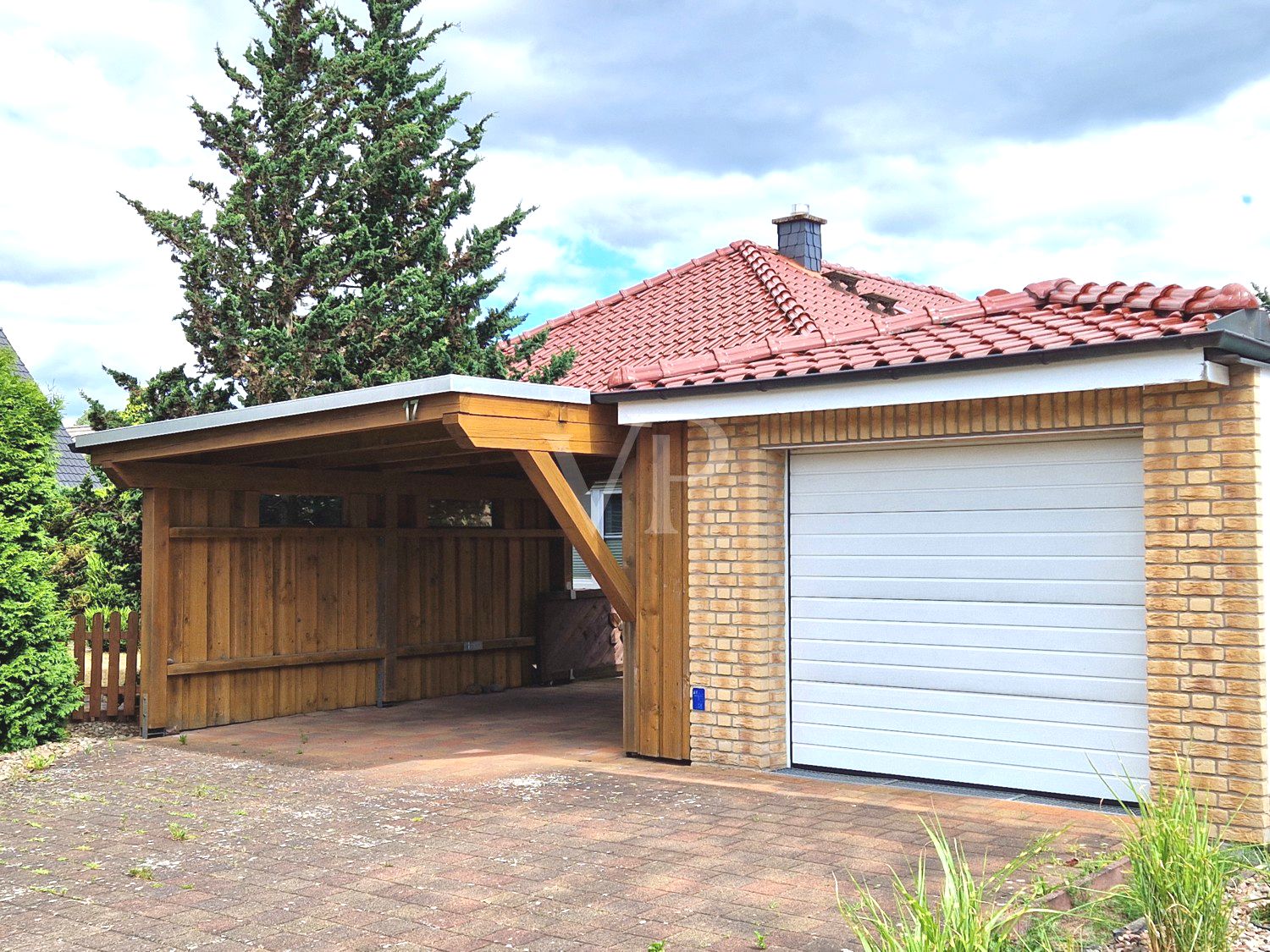 Bungalow mit Garage & Carport