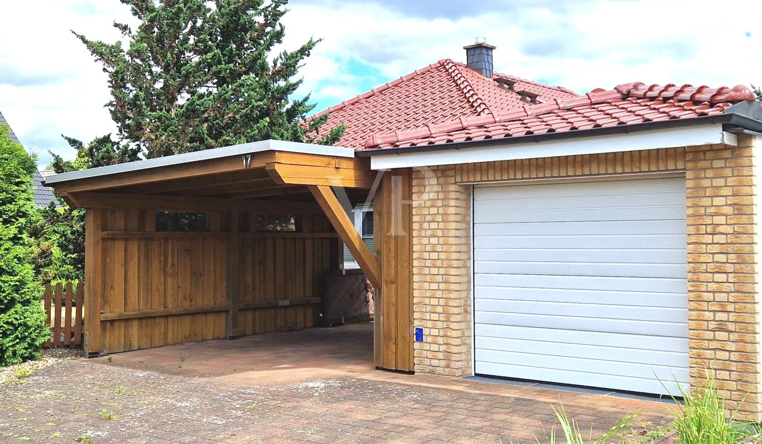 Bungalow mit Garage & Carport