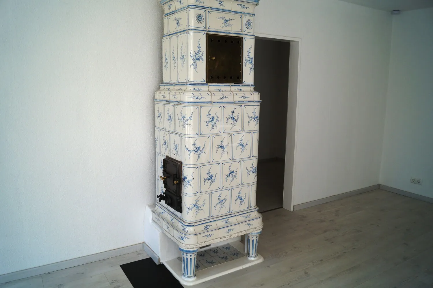 40 Kamin im Essbereich