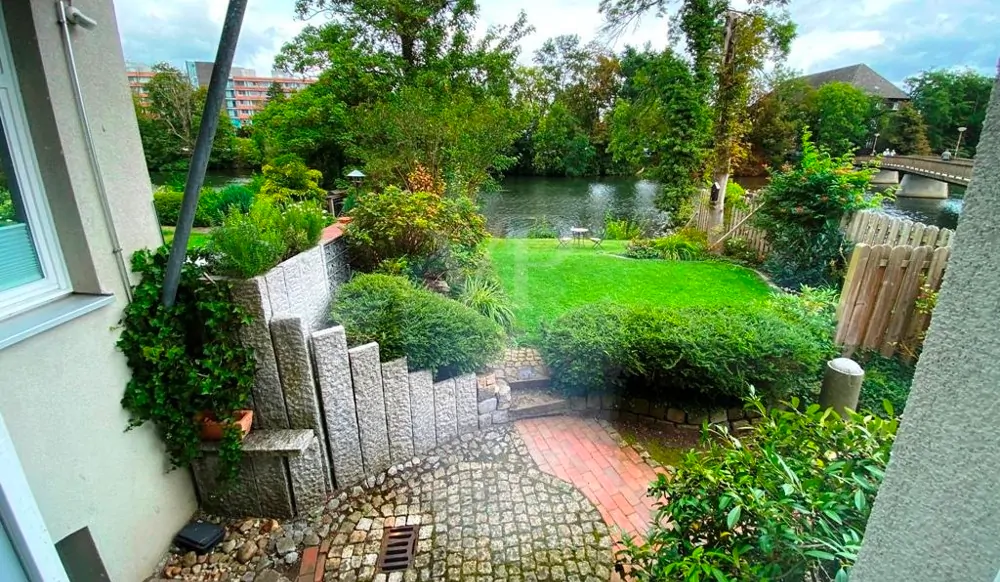 82 Wohnzimmerblick zum Garten