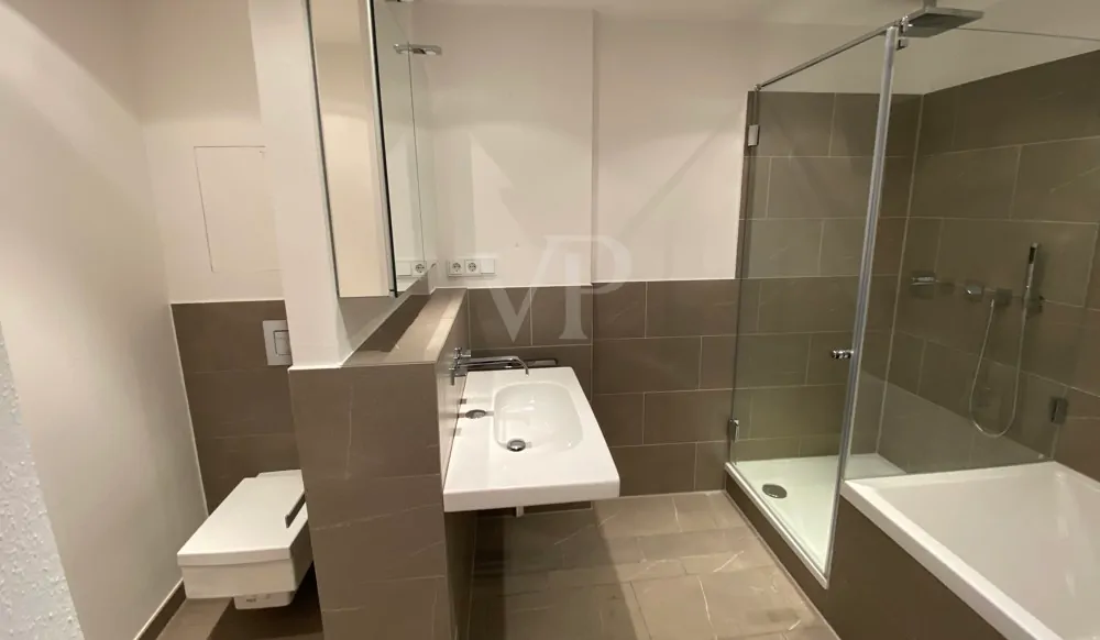 09 Bad mit Dusche und Wanne