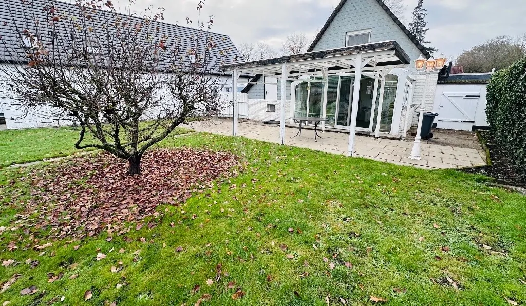 Gartenblick Rückseite Haus mit Wintergarten