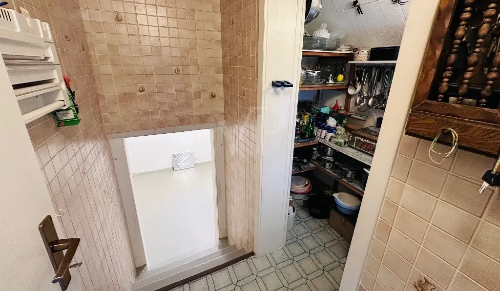 Vorratsraum und Kellerabgang