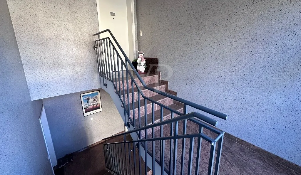 Treppenhaus und Wohnungseingangstür