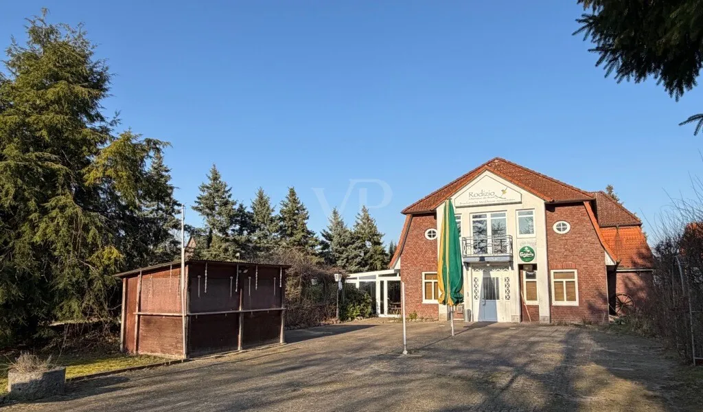 Frontansicht Zuweg zum Lokal