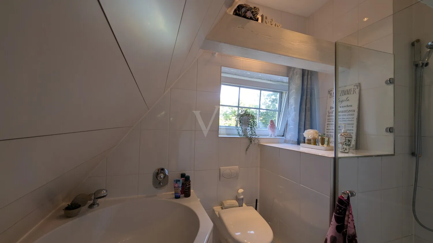 100 HH DG Badezimmer