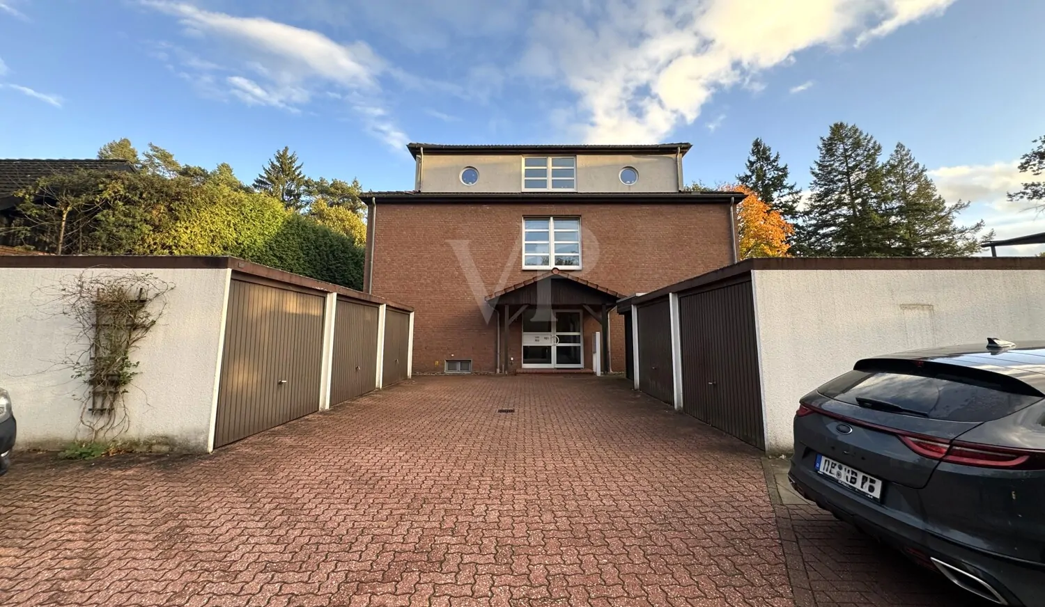 Mit zwei Stellplätzen