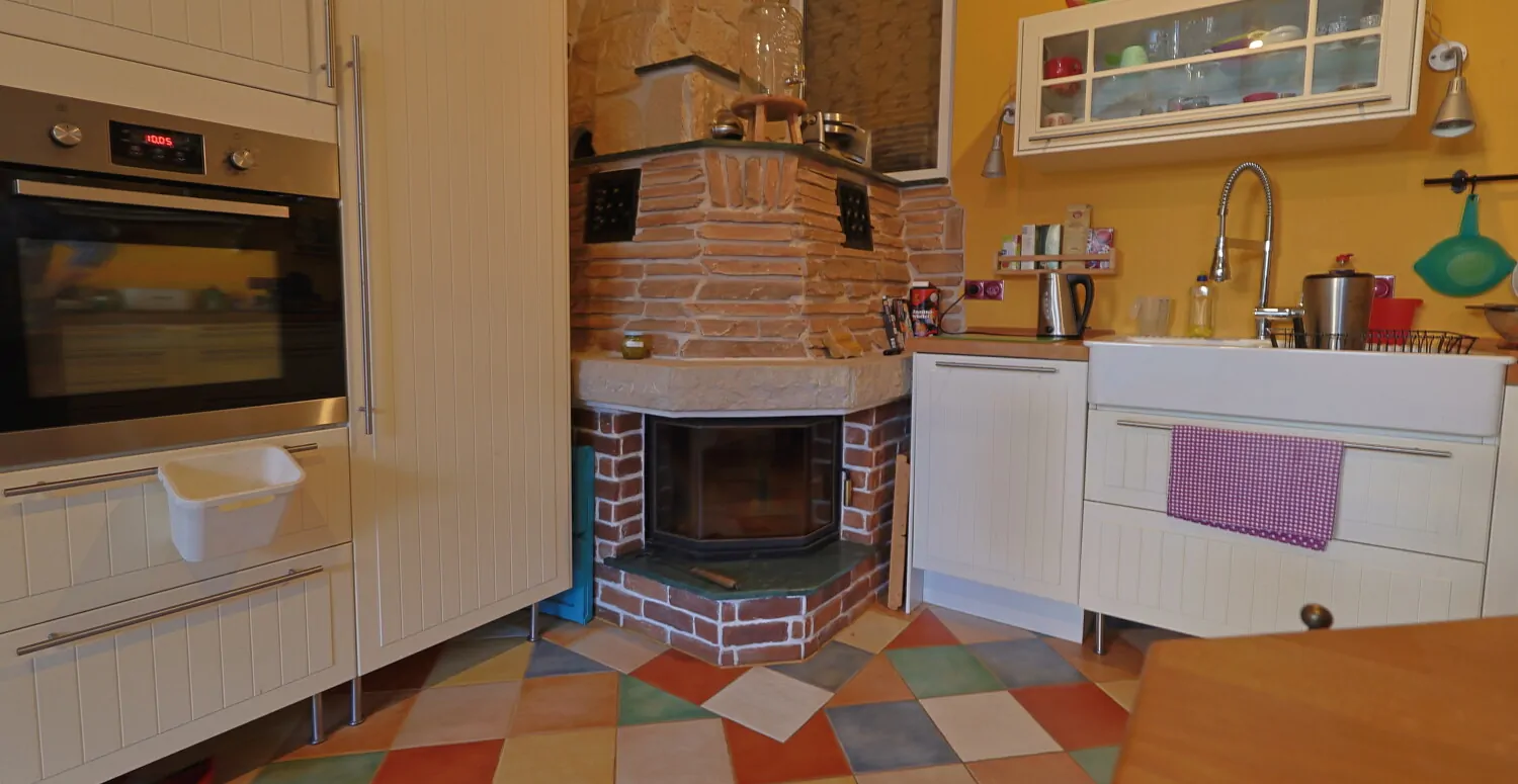 Küche mit Kamin