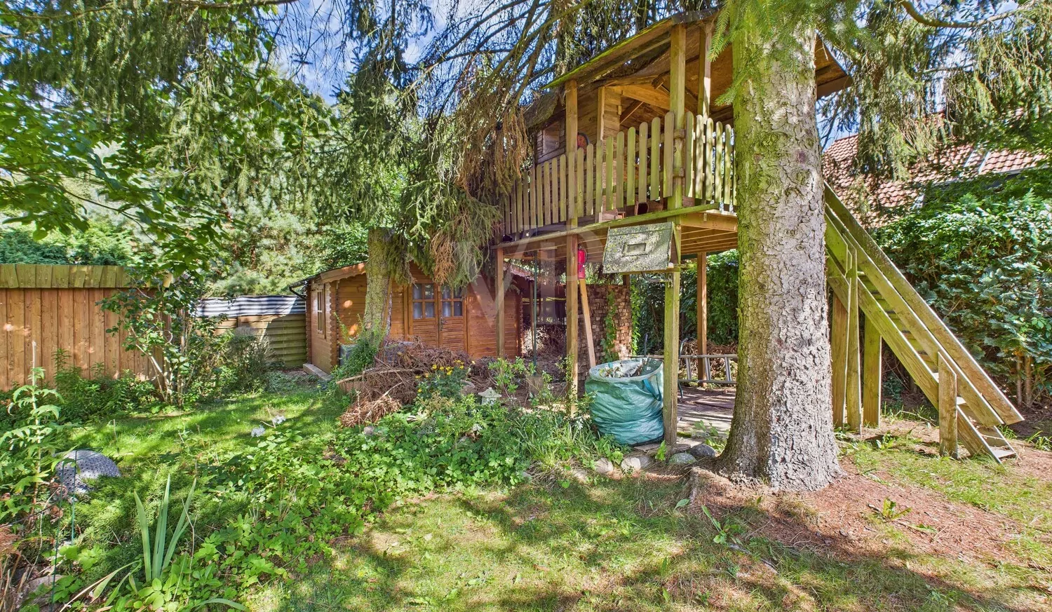 Holzschuppen und Baumhaus (renovierungsbedürftig)