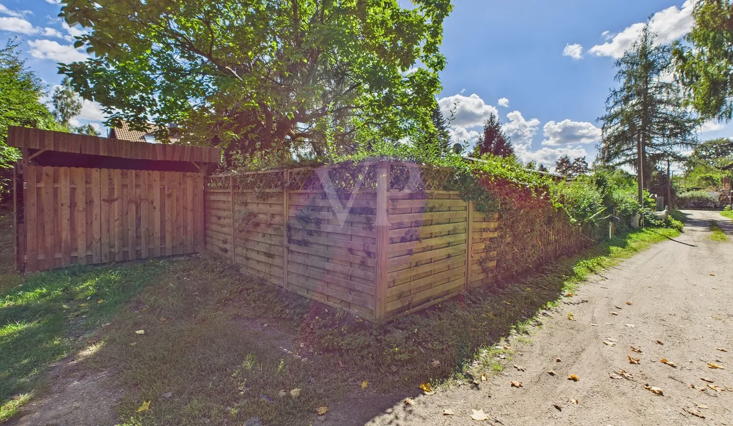 Grundstücksansicht mit Carport