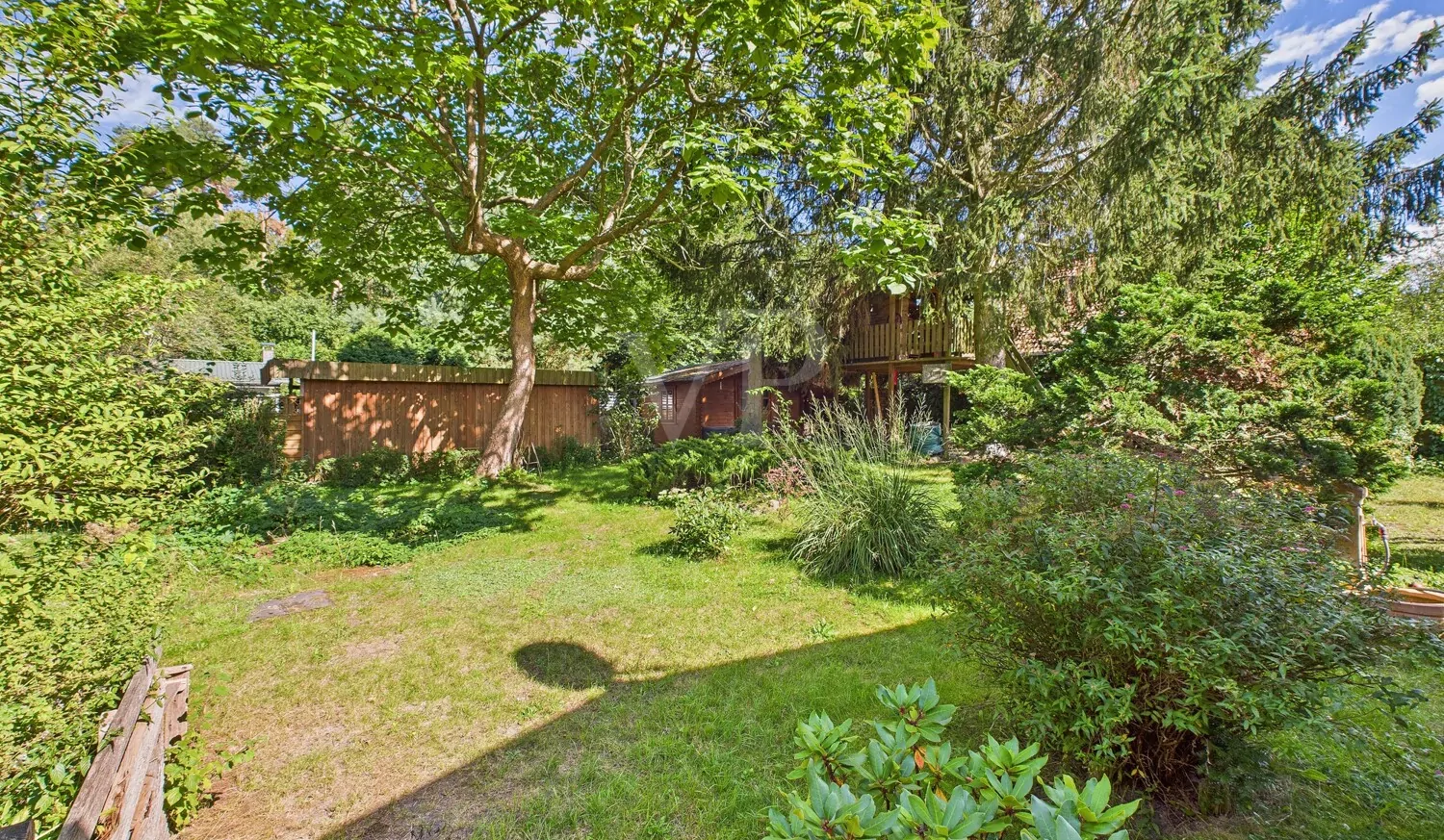 Grundstücksansicht mit Carport und Schuppen