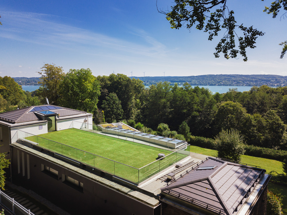 Sonnendeck mit Blick auf den See