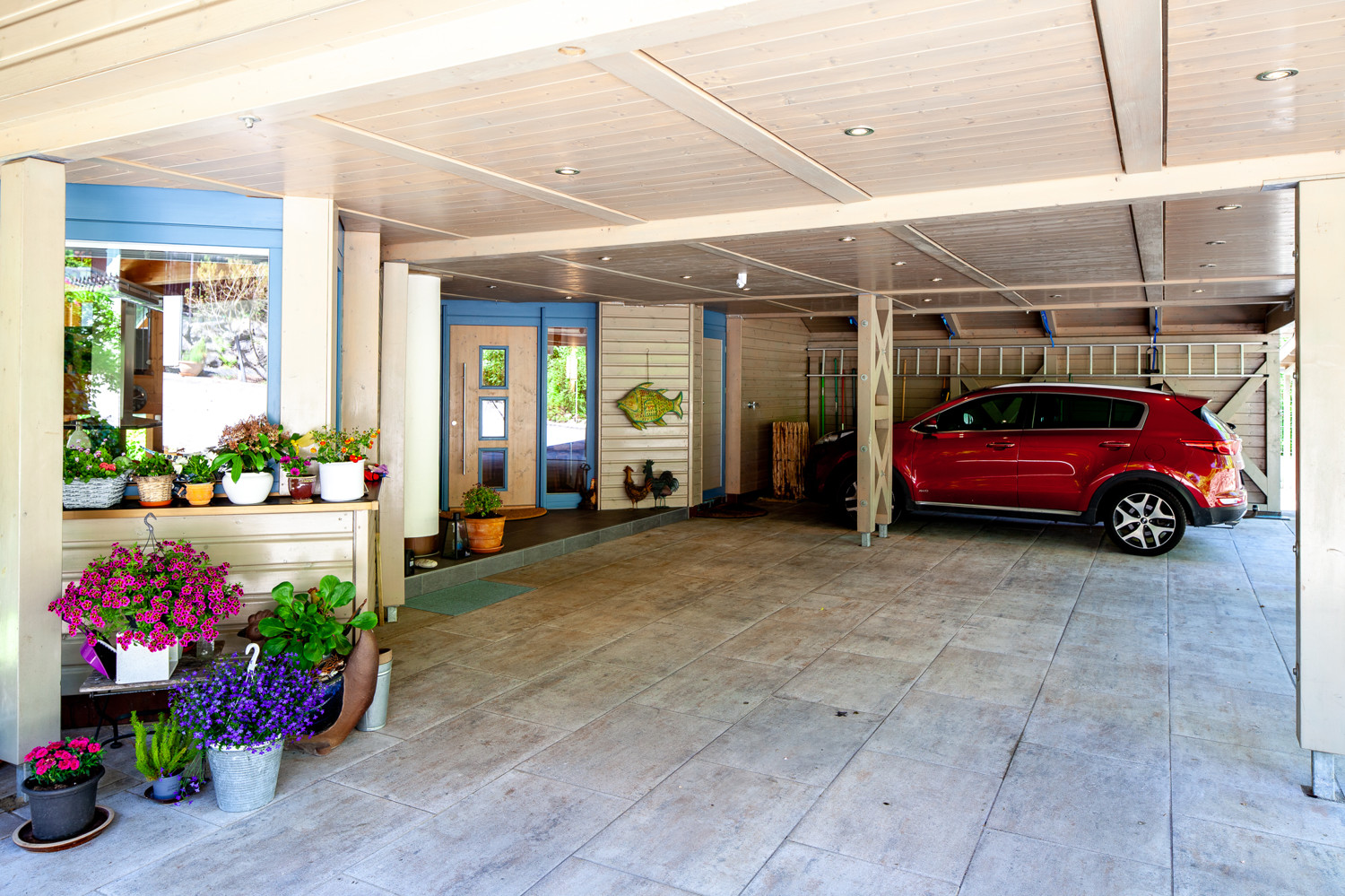 Hauseingang mit Carport