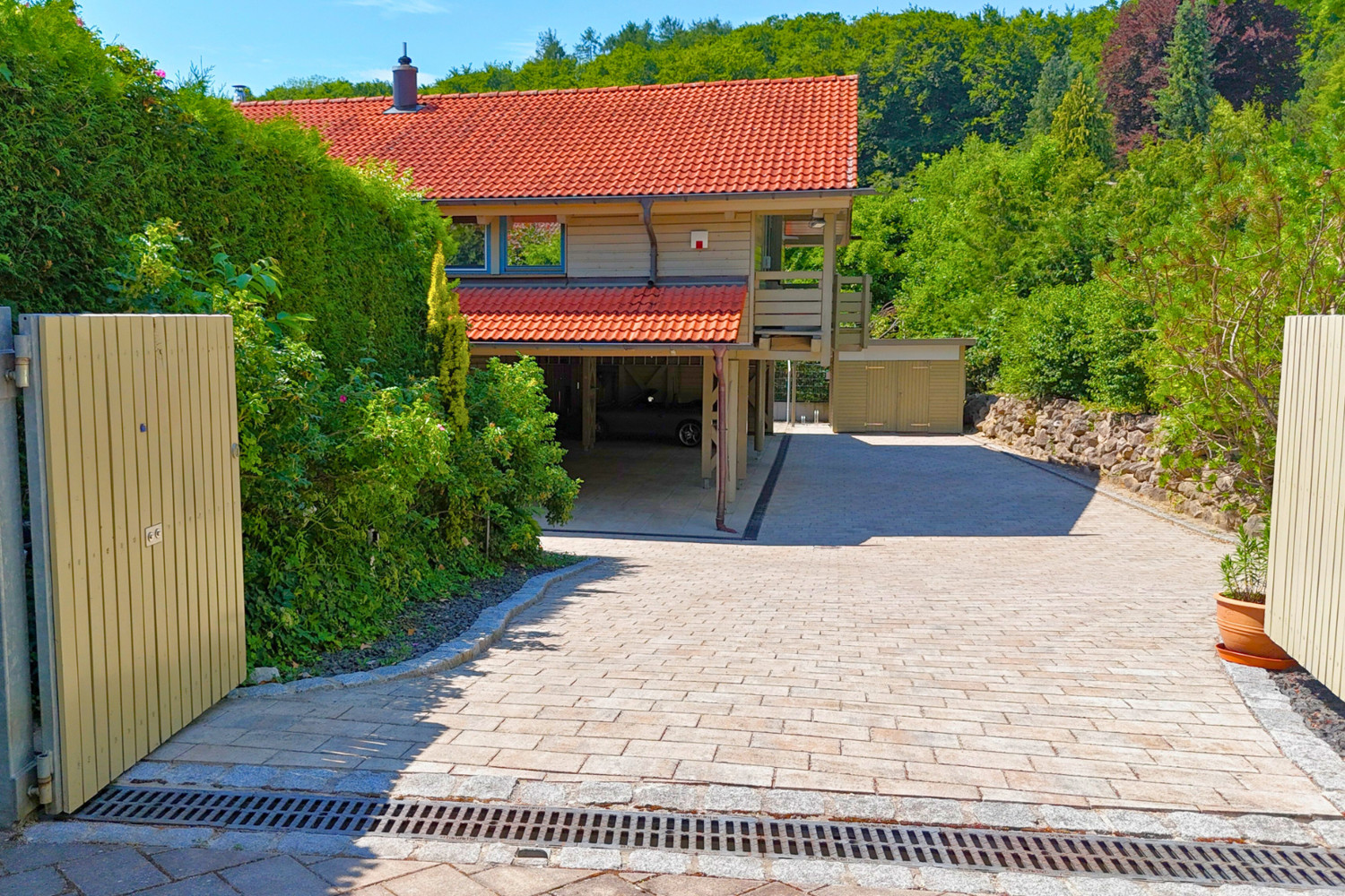 Hauseingang mit Carport