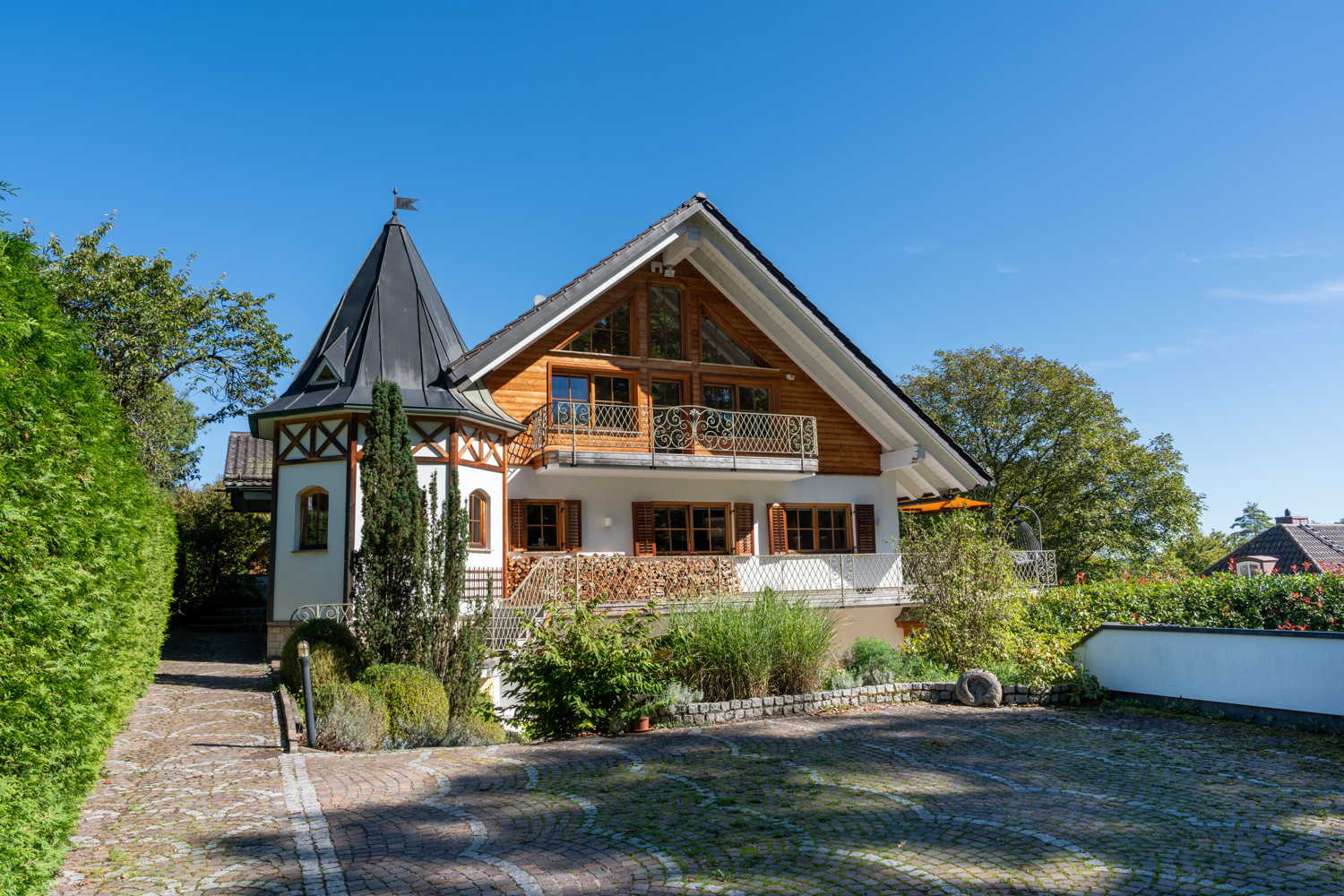 Schlösschen nahe See und Golfplatz