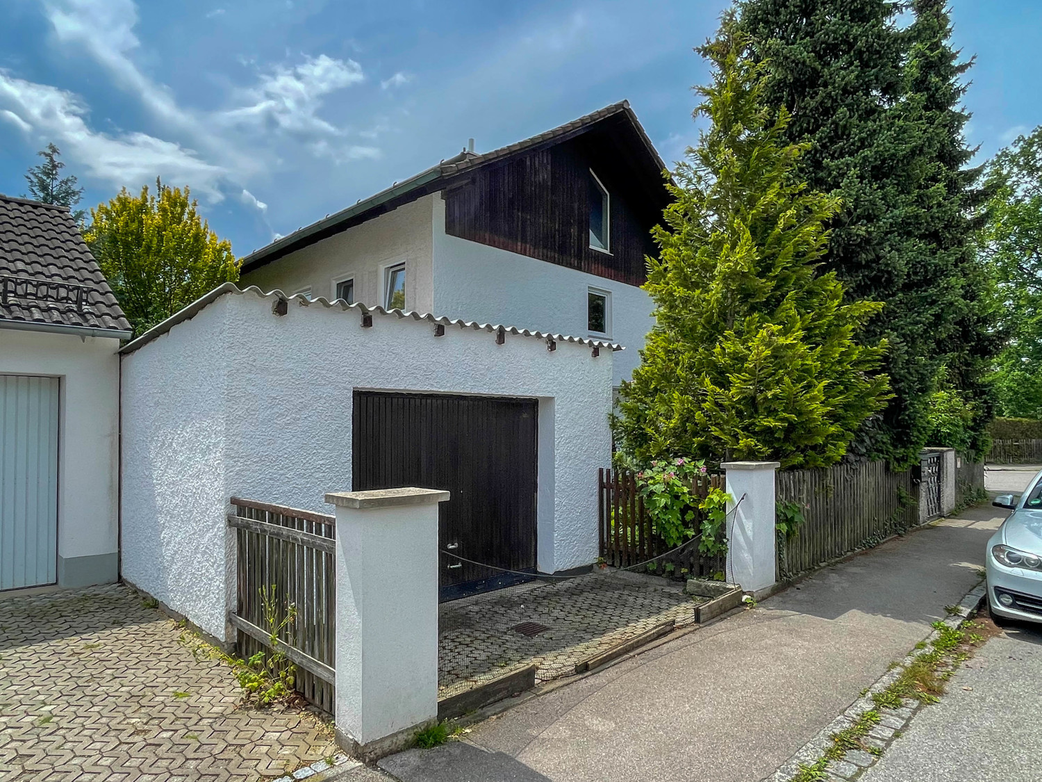 Ansicht mit Garage