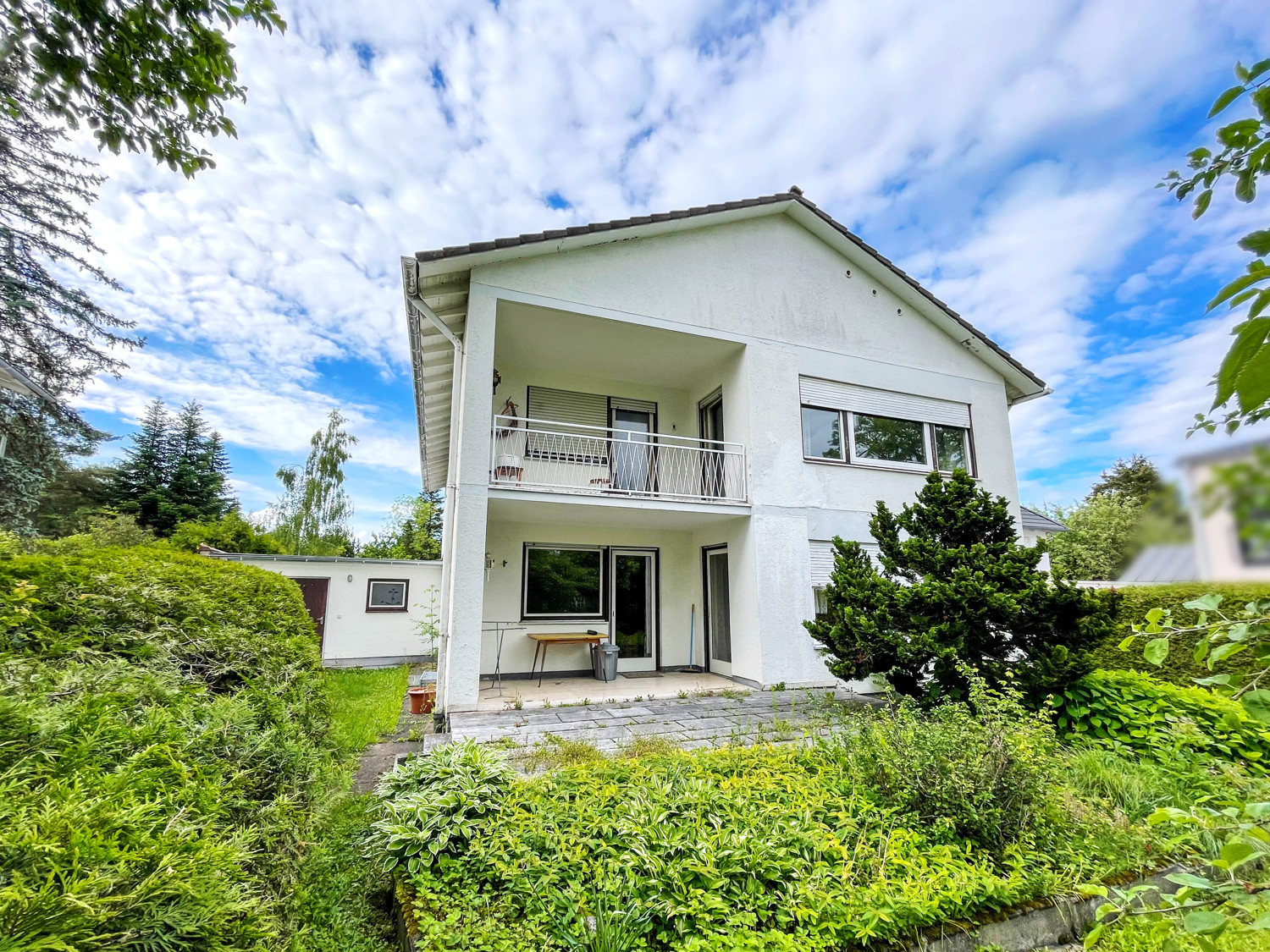 Gartenseite mit Garage