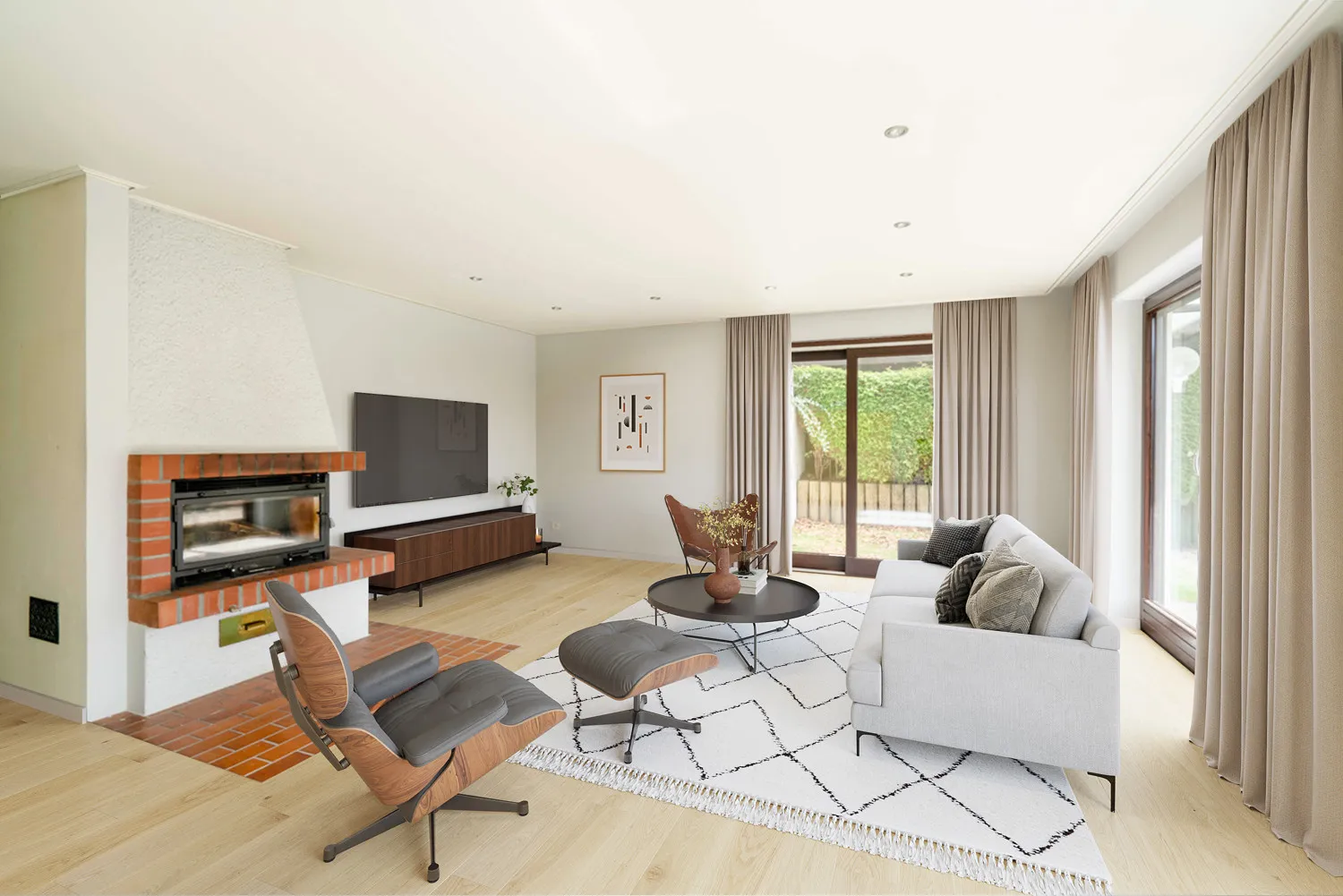 Attractive end-of-terrace house near a lake