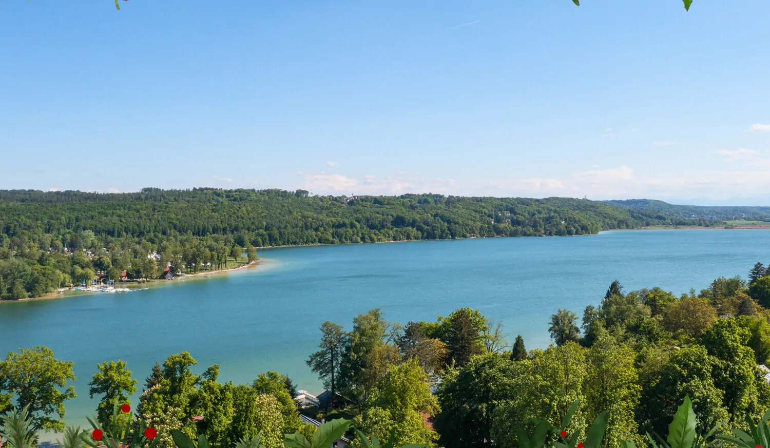 Egyedi építési telek hegyi panorámával, tóra és várra néző kilátással