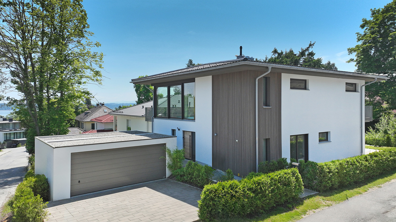 Moderne Villa mit See und Alpenpanorama