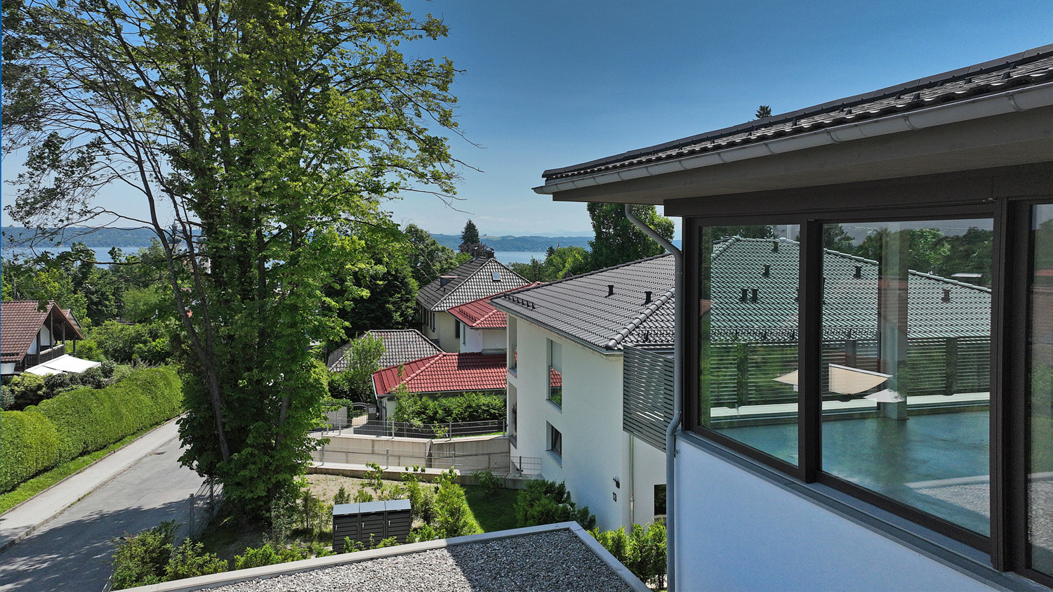 Moderne Villa mit See und Alpenpanorama