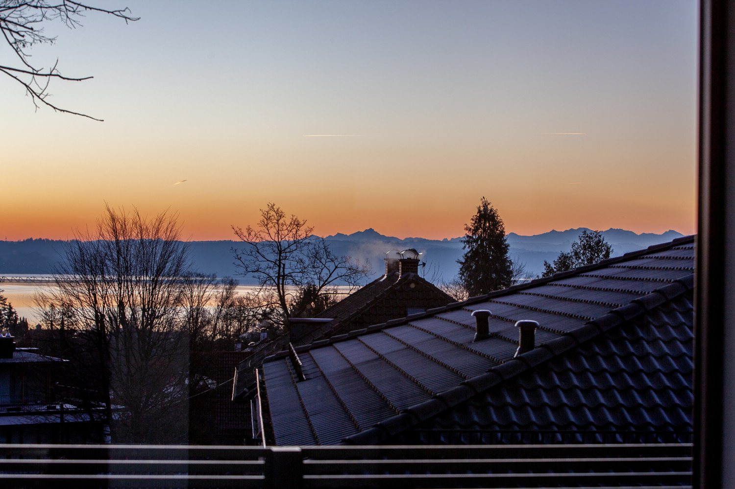 Morgensonne bei See und Bergblick