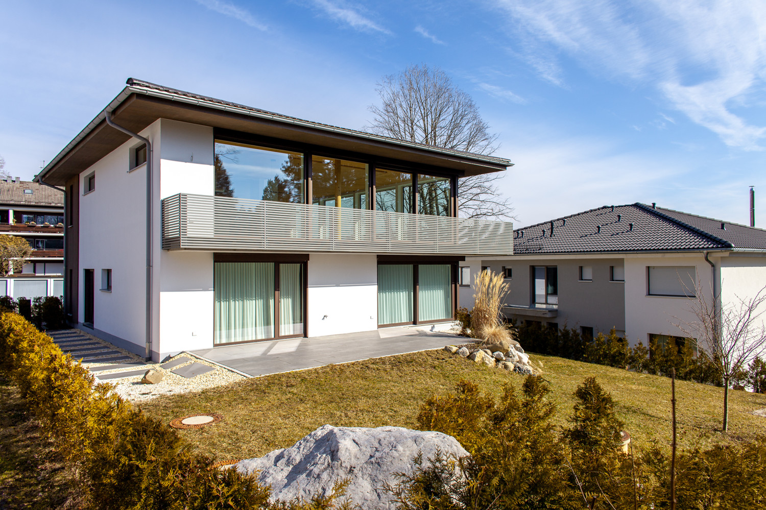 Moderne Villa mit See und Bergblick