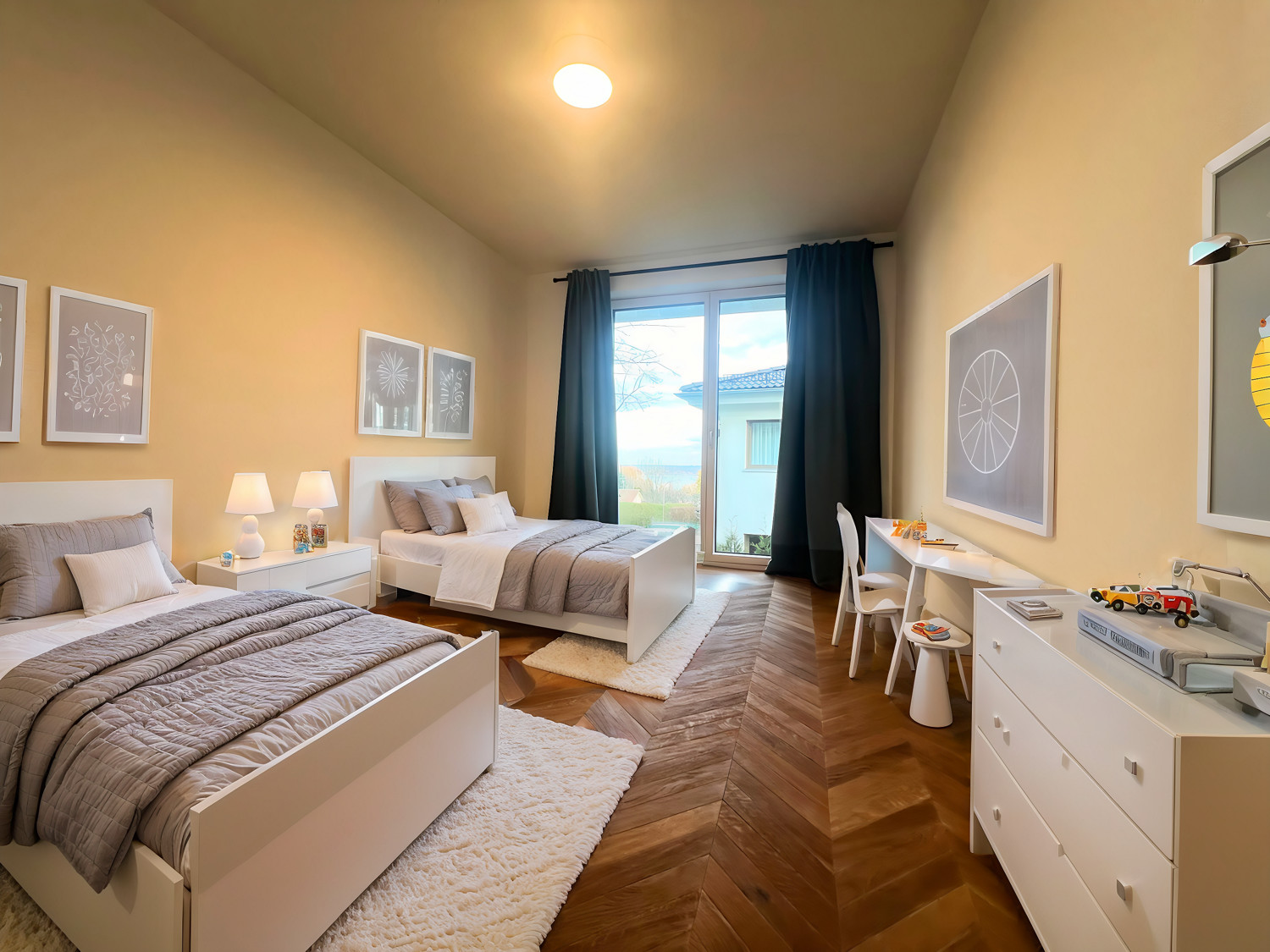 Elegante Architektenvilla mit Panorama auf See und Berge