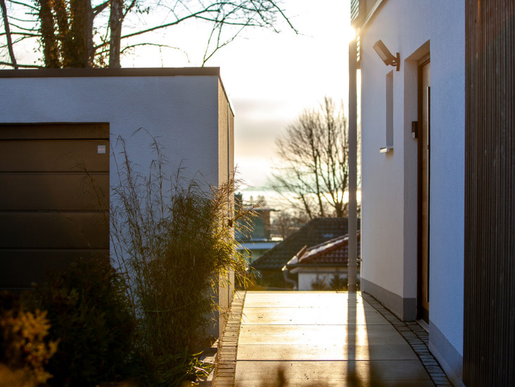 Elegante Architektenvilla mit Panorama auf See und Berge