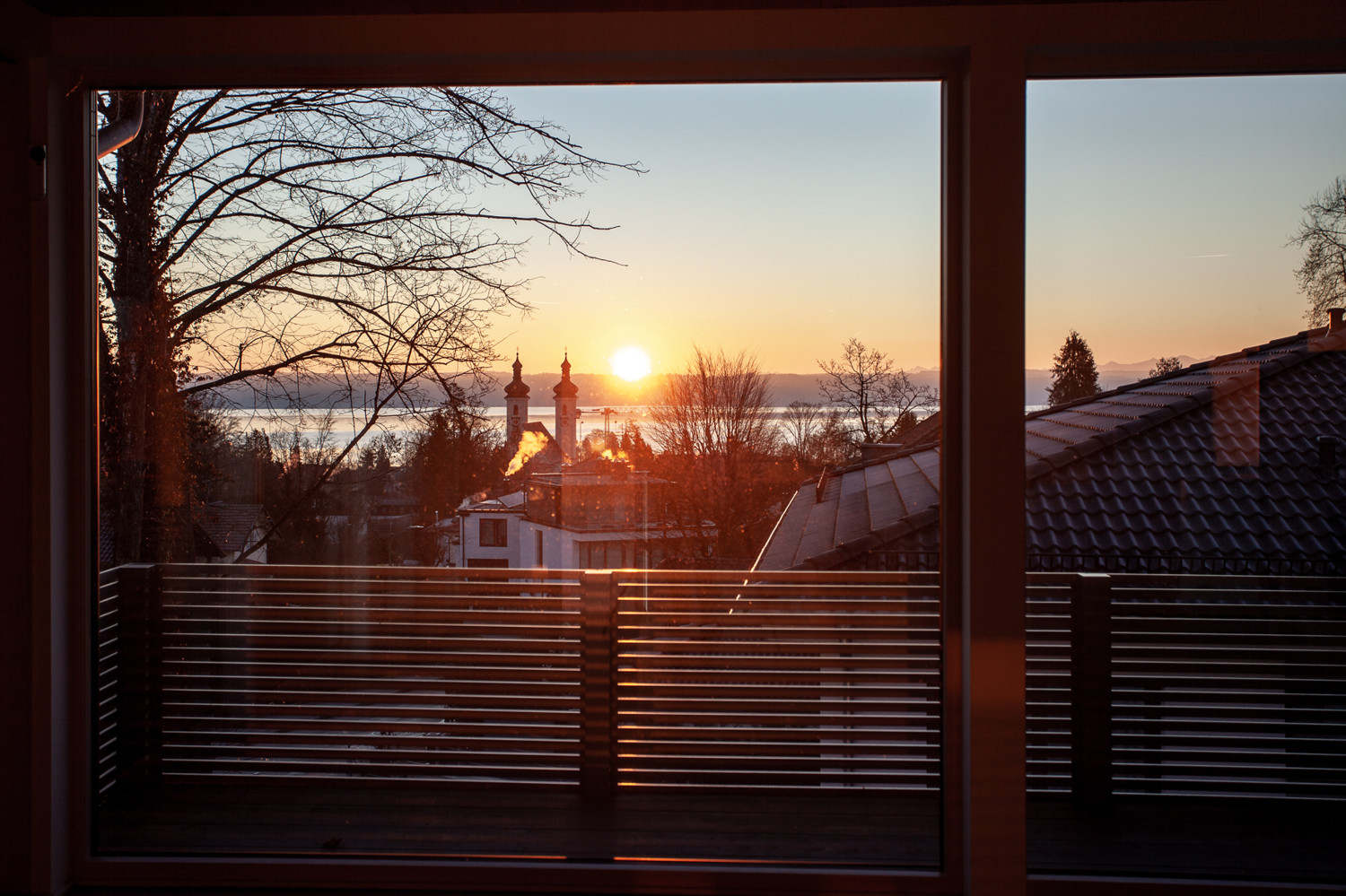 Moderne Villa mit See und Bergblick