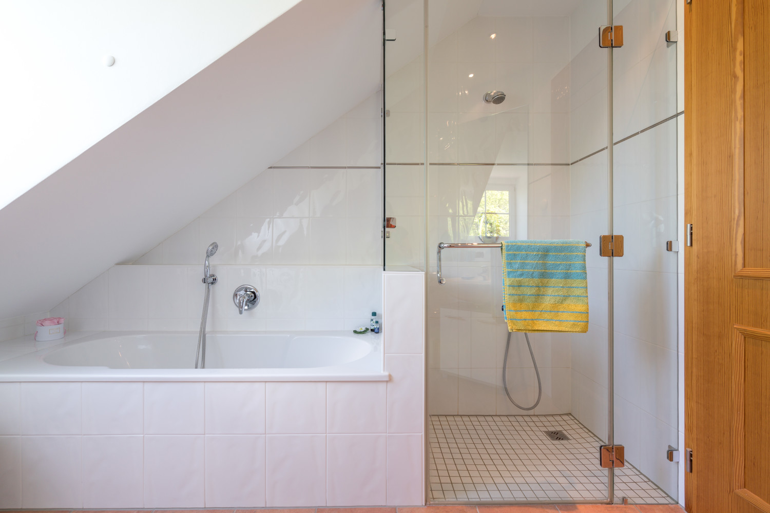 Bad mit Badewanne & Dusche