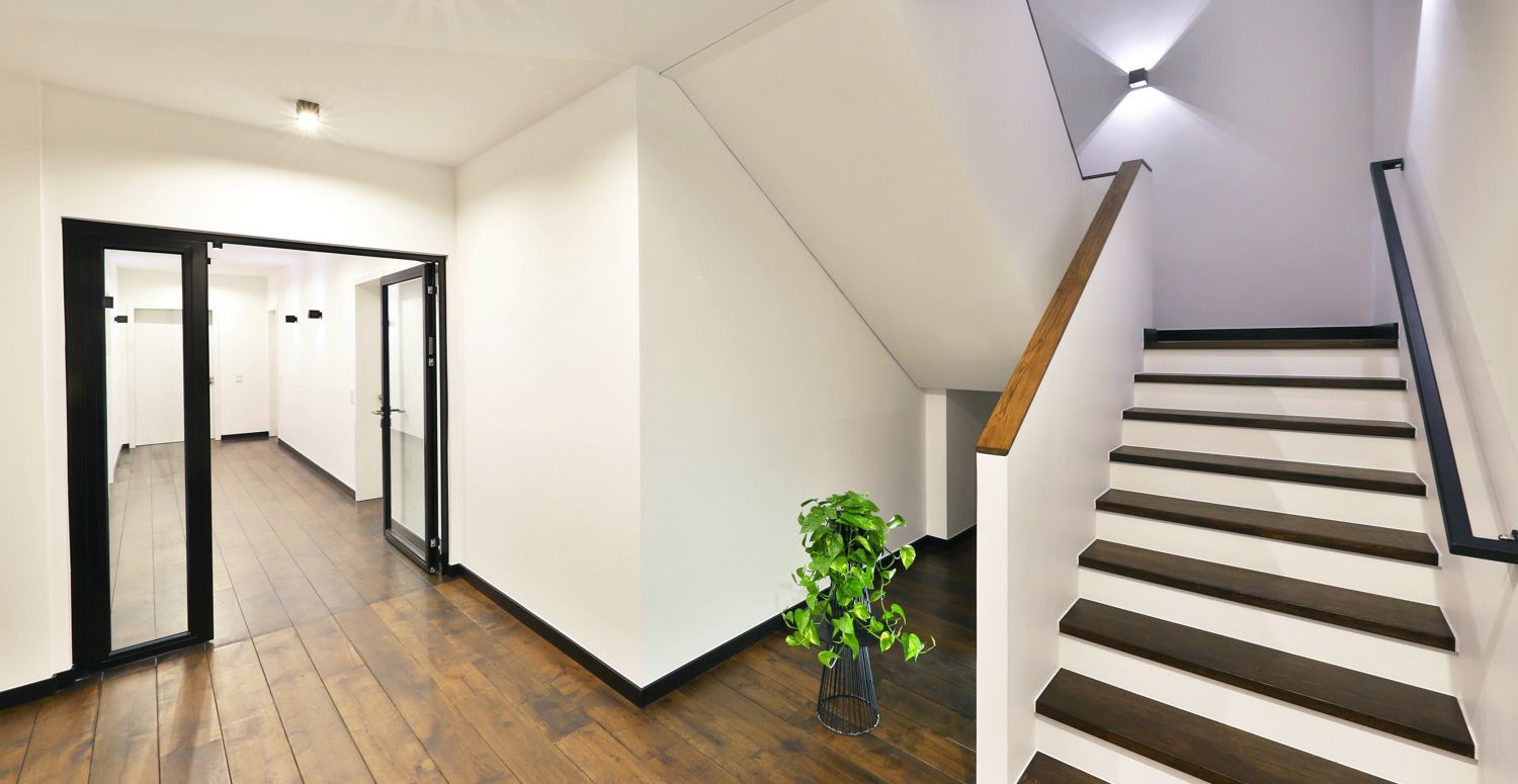 Treppenhaus mit Vollholzdielen