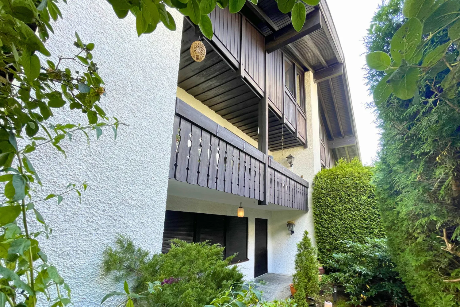 überdachte Terrasse hinten