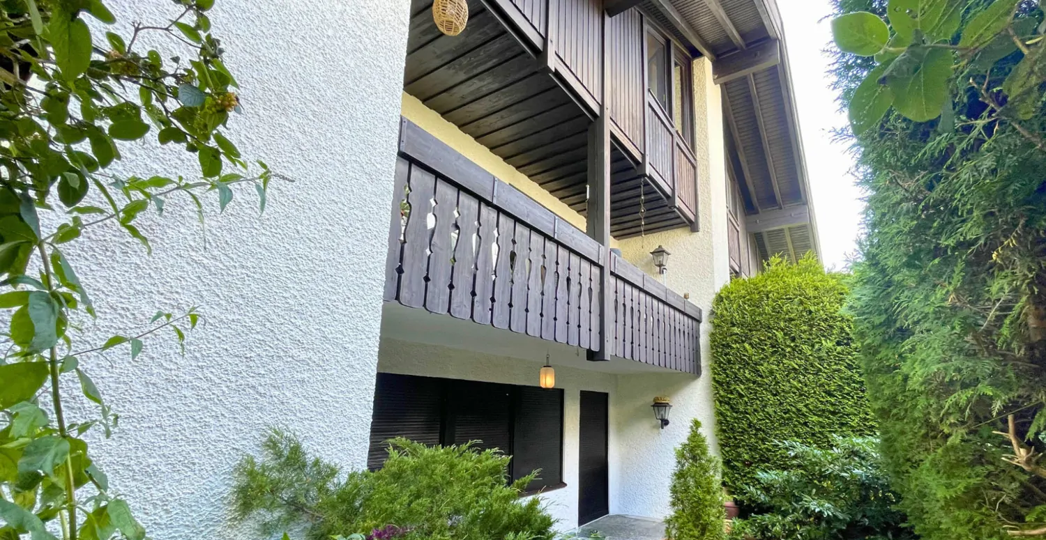 überdachte Terrasse hinten