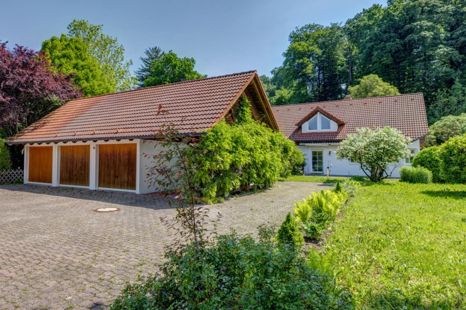 Einfahrt mit Garagenhäuschen
