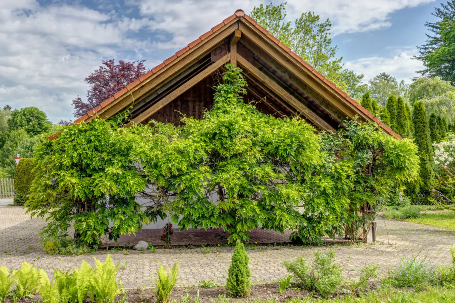 Garagenhäuschen mit Weg zum Haus